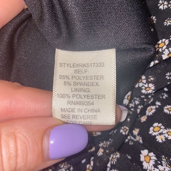 ✨ Juniors Emma Floral Ruched Short Sleeve Dress✨ - Picture 8 of 9